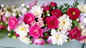 Arranjos de flores artificiais personalizados online para transformar sua decoração